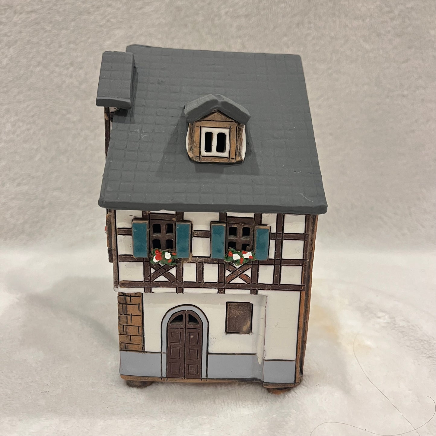 Christmas Ceramic House Art Tealight Candle Holder Room Decoration Handcrafted Collectible Miniature House (G141)