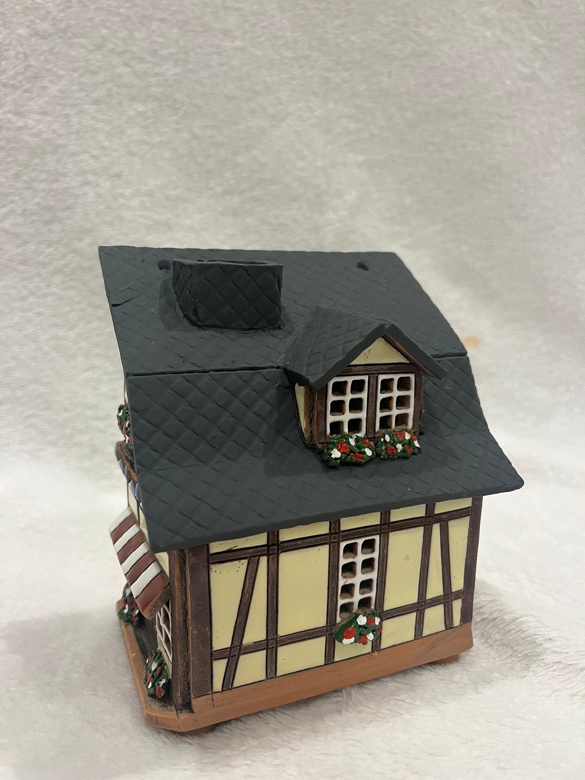 Christmas Ceramic House Art Tealight Candle Holder Room Decoration Handcrafted Collectible Miniature House (G175)