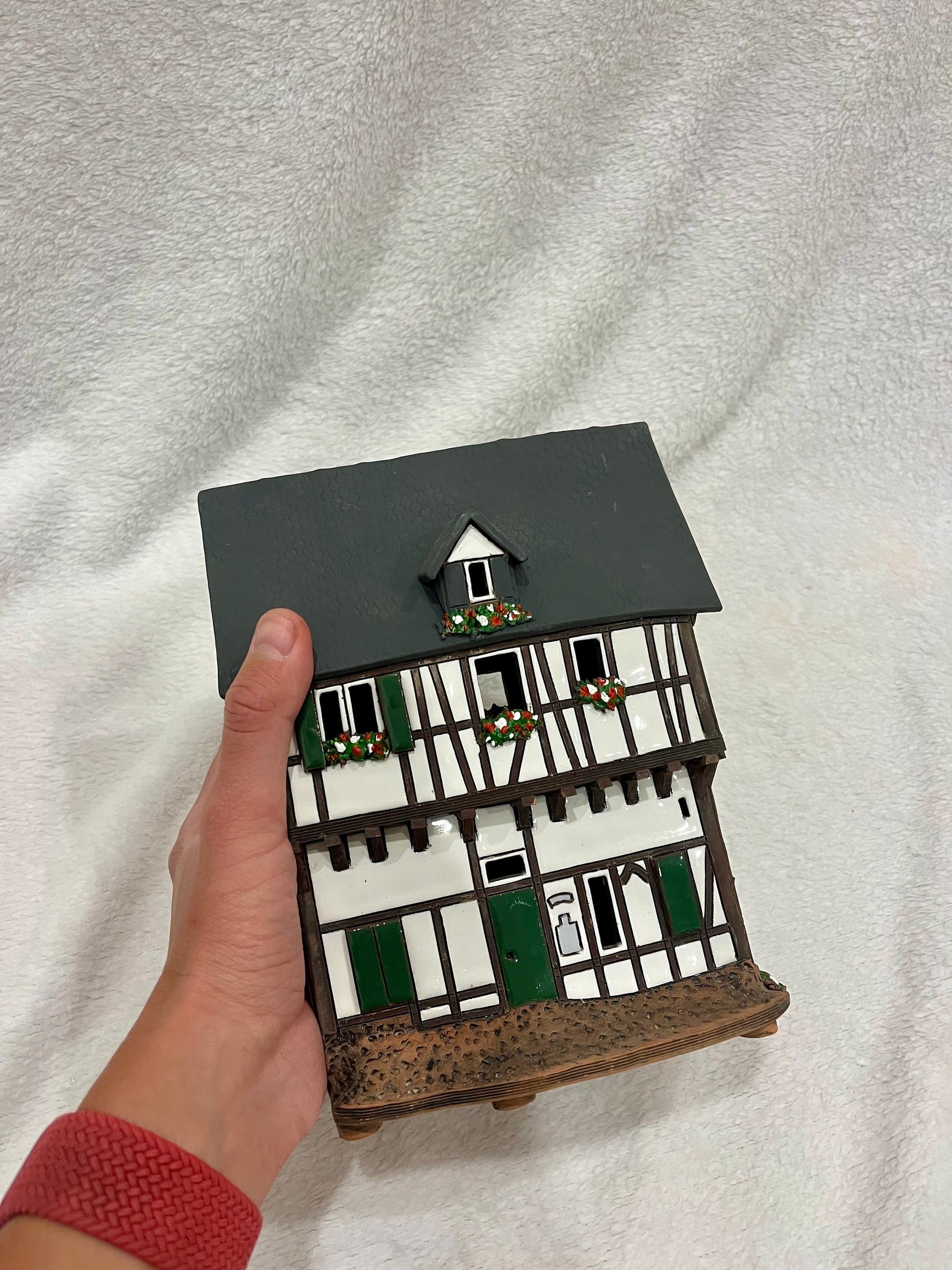 Christmas Ceramic House Art Tealight Candle Holder Room Decoration Handcrafted Collectible Miniature House G216